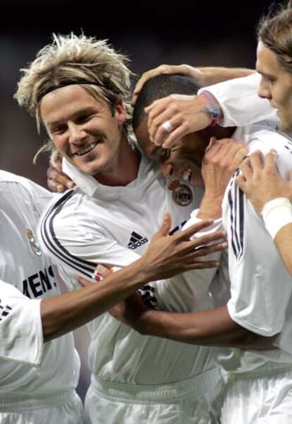 Beckham abraza a Baptista para celebrar un gol ante el Mallorca.