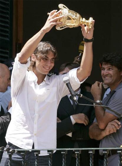 Nadal comparte la Copa con el pueblo