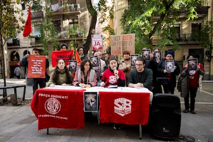 Inquilinos de los dos edificios de Barcelona comprados por la empresa Second House, con portavoces de los sindicatos de vivienda, durante la rueda de prensa en la que han expuesto sus casos.