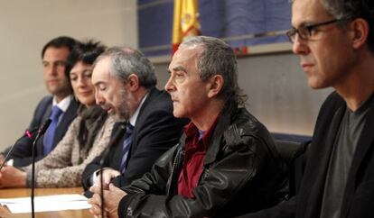 Los diputados de Amaiur (i-d) Jon Iñarritu, Maite Ariztegui, Rafael Larreina, Sabino Cuadra y Xabier Errekondo, durante la rueda de prensa.