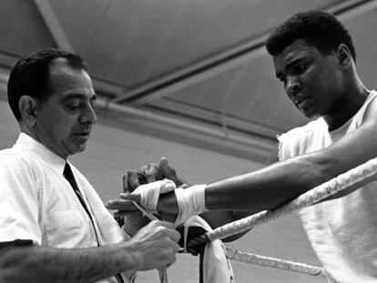 Angelo Dundee venda las manos a Muhammad Ali antes de una sesión de entrenamiento en 1966.