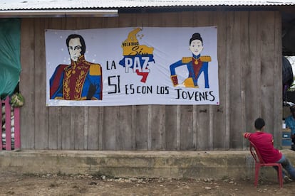 Pancartas con mensajes de paz dan color a las pocas edificaciones alrededor de la conferencia