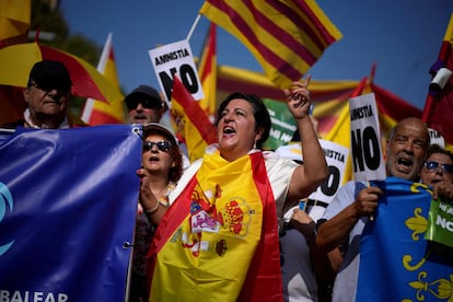 Participantes en la manifestación contra la amnistía en Barcelona, este domingo. 