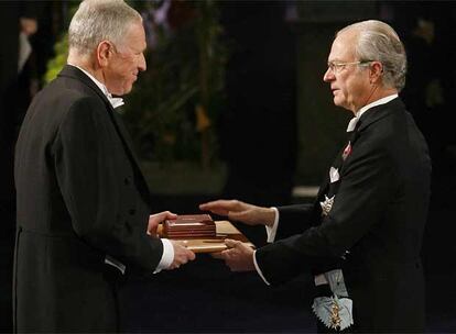 Edmund Phelps, de EE UU, recibe el Nobel de Economía por sus análisis sobre la política macroeconómica.