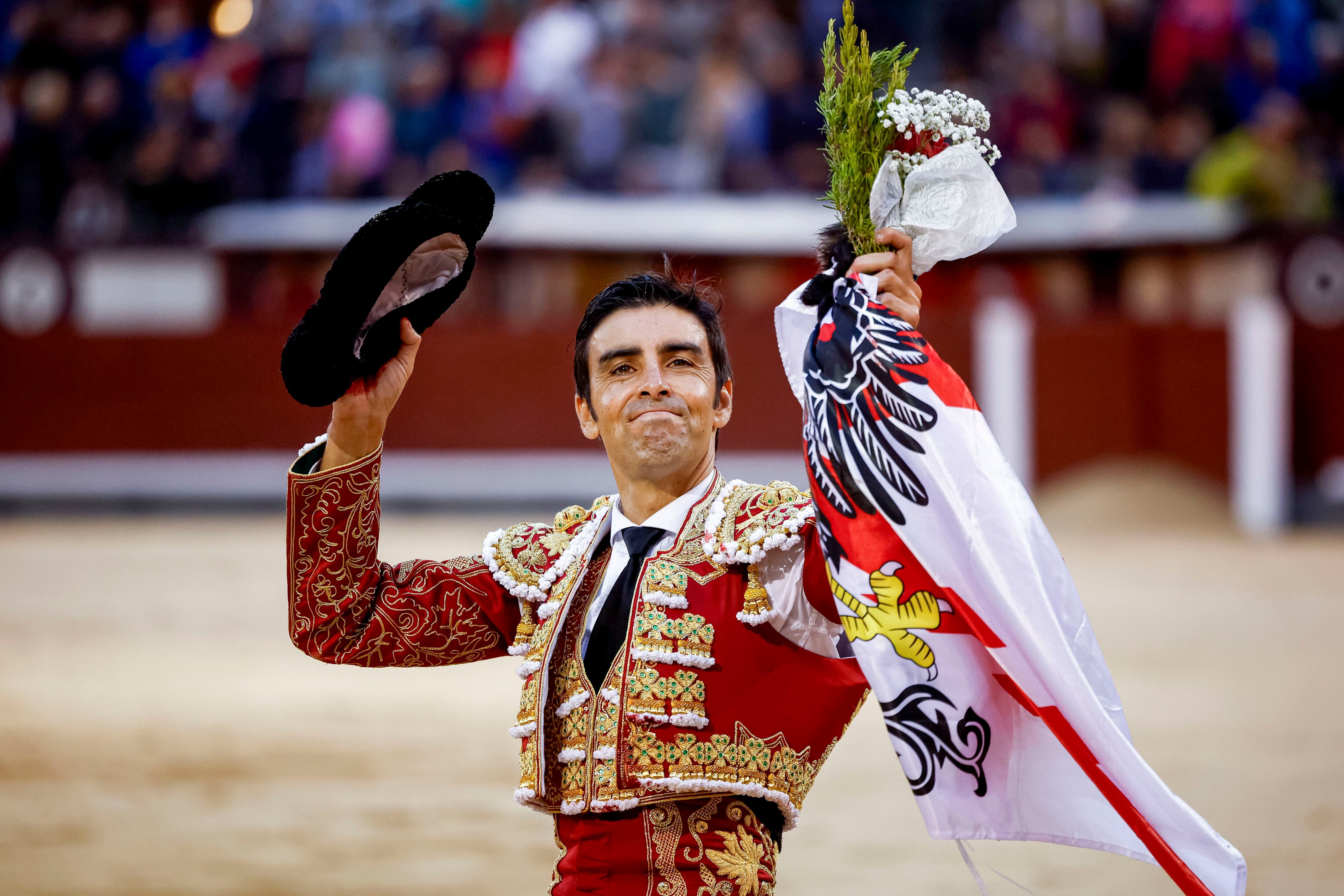 Miguel Ángel Perera, con la oreja del tercer toro.