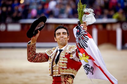 Miguel Ángel Perera, con la oreja del tercer toro.