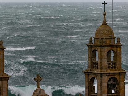 El oleaje azota el litoral de Muxía, en la Costa da Morte (La Coruña), este martes.