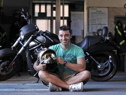 Óscar Vega posa delante de su moto pero con el casco de bombero. "Europa no hubiera soportado un terremoto como el de Haití".