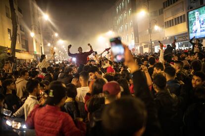 Celebración del pase a los cuartos de final del Mundial de Qatar, este martes en las calles de Rabat (Marruecos).