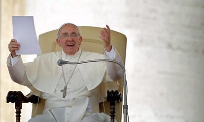 El papa Francisco da un discurso durante la audiencia general.