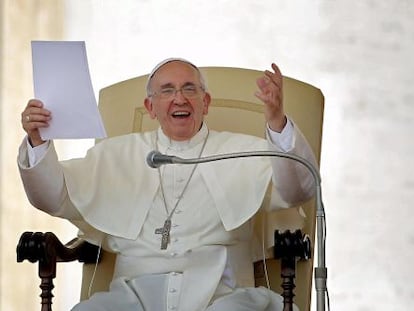 El papa Francisco da un discurso durante la audiencia general.
