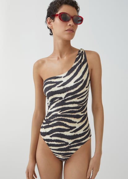 El animal print es un estampado que nunca pasa de moda. Una norma que también se aplica a la moda de baño y que hace que cada temporada encontremos diferentes modelos con este estampado. La propuesta de Mango viene en forma del bañador asimétrico del momento. (39.99 euros).
