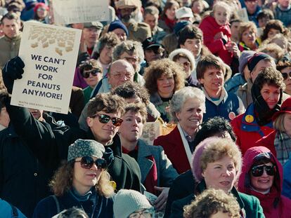 Profesores de Seattle (Washington) protestan en contra de los salarios bajos y otras condiciones laborales, en 1990.