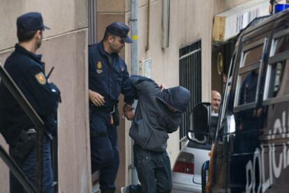 La policía se lleva detenido a un acusado de terrorismo islamista en Santa Coloma de Gramenet, (Barcelona), en octubre de 2008.