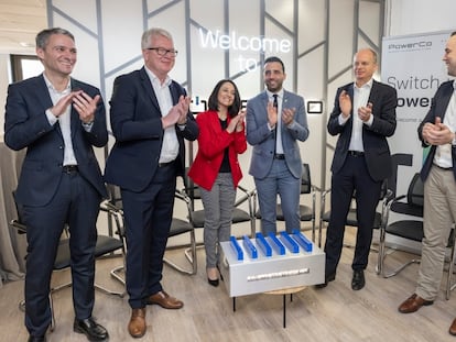 Inauguración de la oficina de PowerCo, filial de Volkswagen, en el centro de Valencia, con la consejera de Movilidad, Rebeca Torró, y el alcalde de Sagunto, Darío Moreno.