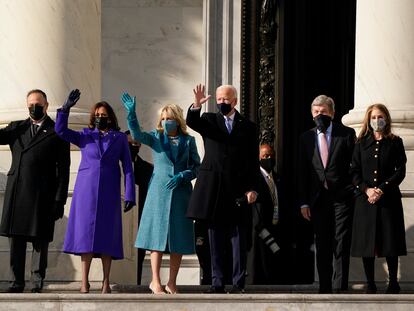 Doug Emhoff, la vicepresidenta Kamala Harris, la primera dama Jill Biden, y el presidente electo de Joe Biden llegan al Capitolio para la toma de posesión de este último como el 46° presidente de Estados Unidos.