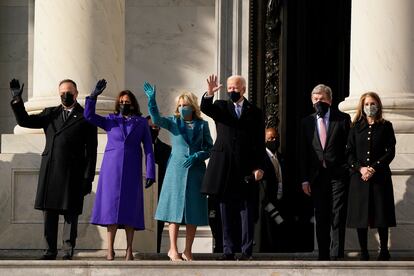 Doug Emhoff, la vicepresidenta Kamala Harris, la primera dama Jill Biden, y el presidente electo de Joe Biden llegan al Capitolio para la toma de posesión de este último como el 46° presidente de Estados Unidos.