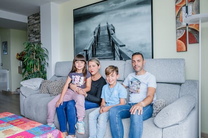 Isabel Ortega, Víctor Delgado y sus hijos Elisa y Hugo, en su piso de Parque Venecia, en Zaragoza.