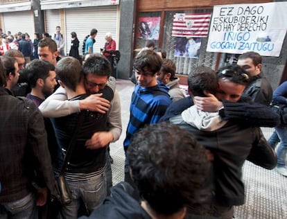 Amigos y familiares de la víctima expresan su dolor.