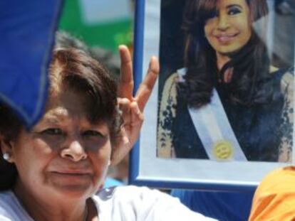 Una simpatizante de Cristina Fernández frente a las puertas del hospital.