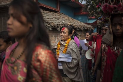 Anuradha Koirala (en el centro), en un acto de sensibilización en Kothi Hawa, en la provincia fronteriza con India y en la que Maiti Nepal tiene un puesto de vigilancia fronteriza.