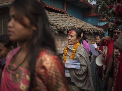 Anuradha Koirala (en el centro), en un acto de sensibilizaci&oacute;n en Kothi Hawa, en la provincia fronteriza con India y en la que Maiti Nepal tiene un puesto de vigilancia fronteriza.