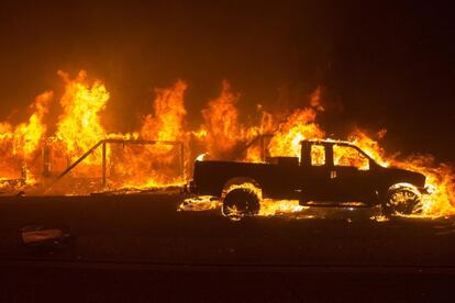 Un vehículo arde en el condado de Butte, California (EE UU). Se ordenó a la población de las comunidades cercanas de Pulga, Paradise y Concow que evacuasen la zona.