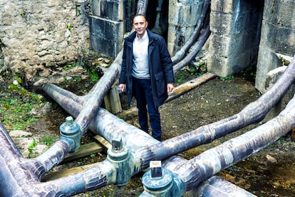 El encargado general del Palacio Real de La Granja de San Ildefonso (Segovia), Luis Vallejo, junto a varias de las cañerías de la fuente de los Baños de Diana, el 26 de marzo.