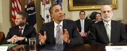 Obama, en el centro, entre el secretario del Tesoro, Timothy Geithner, a su derecha, y el presidente de la Reserva Federal, Ben Bernanke.