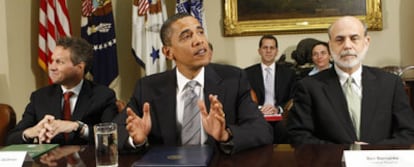 Obama, en el centro, entre el secretario del Tesoro, Timothy Geithner, a su derecha, y el presidente de la Reserva Federal, Ben Bernanke.