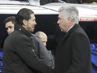 Simeone y Ancelotti se saludan en la ida de las semifinales de Copa de la 2013/14.