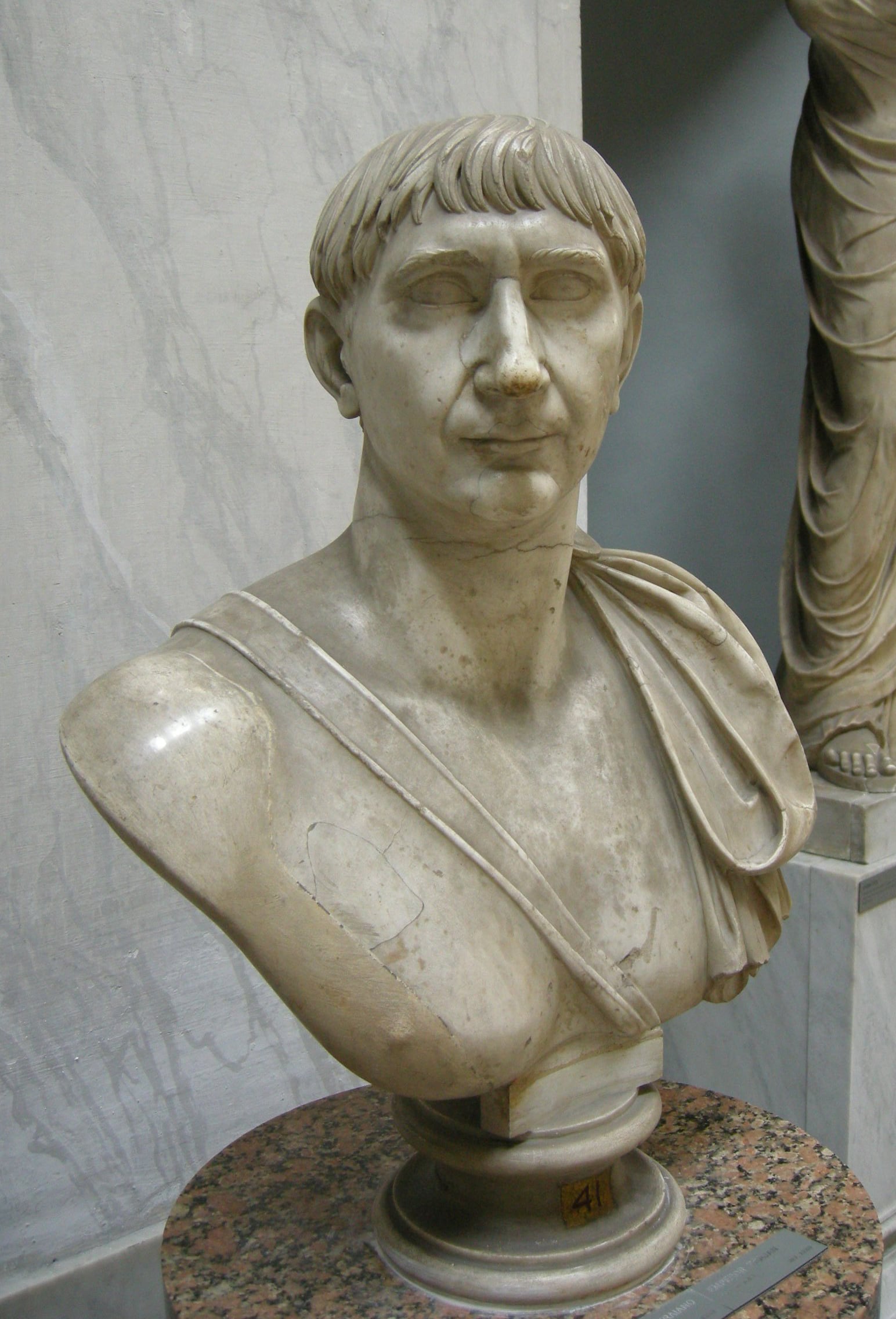 Busto del emperador Trajano.