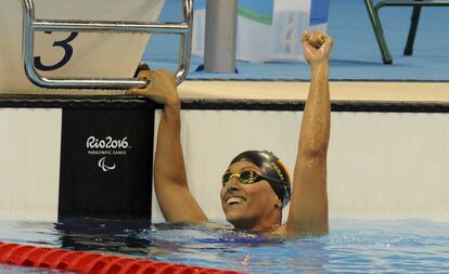 Teresa Perales celebra la medalla de plata.