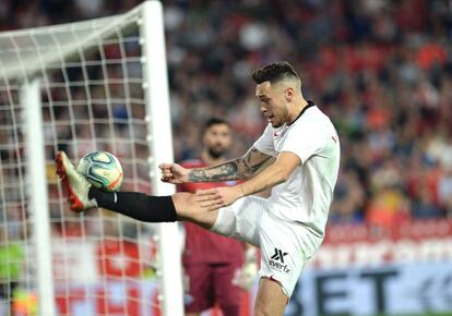 Ocampos intenta rematar ante Pacheco.