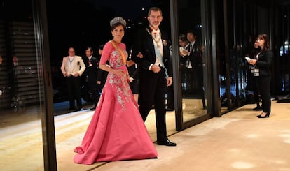 Os Reis da Espanha, Felipe VI e Letizia, chegam ao jantar de gala em honra ao imperador Naruhito. Letizia levou um vestido rosa com flores prateadas de Carolina Herrera, que combinou com a tiara Flor de Lis, uma das mais importantes da joalheria dos Borbones.