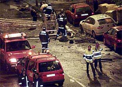Policías y bomberos, en la madrileña calle de Goya, lugar de la explosión.