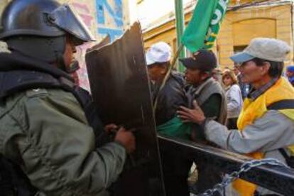 Policias bolivianos impiden el ingreso a la Plaza Murillo a la marcha de indígenas bolivianos que defienden la reserva natural del Tipnis y rechazan una carretera impulsada por el presidente Evo Morales. EFE/Archivo