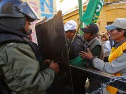Policias bolivianos impiden el ingreso a la Plaza Murillo a la marcha de indígenas bolivianos que defienden la reserva natural del Tipnis y rechazan una carretera impulsada por el presidente Evo Morales. EFE/Archivo
