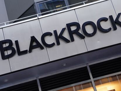 FILE PHOTO: The BlackRock logo is pictured outside their headquarters in the Manhattan borough of New York City, New York, U.S., May 25, 2021.  REUTERS/Carlo Allegri/File Photo