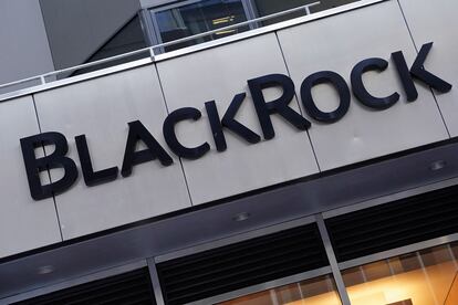 El logotipo de BlackRock aparece en el exterior de su sede en Nueva York, en una imagen de archivo.