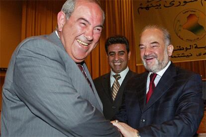 El ex primer ministro Alaui (izqda.) felicita a su sucesor, Ibrahim al Yafari, momentos después de ser nombrado.