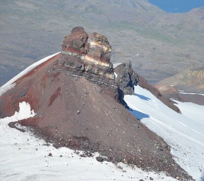 La gruesa capa de hielo que cubre el volcán islandés Snæfells pierde 1,5 metros cada año. La cumbre del volcán quedó completamente descubierto de hielo por primera vez en el verano de 2012.