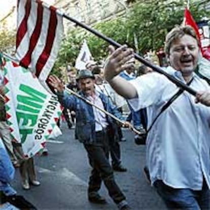 Militantes del ultraderechista Partido de la Justicia y la Vida Húngaro (MIEP) se manifiestan por las calles de Budapest.