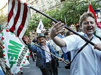 Militantes del ultraderechista Partido de la Justicia y la Vida Húngaro (MIEP) se manifiestan por las calles de Budapest.