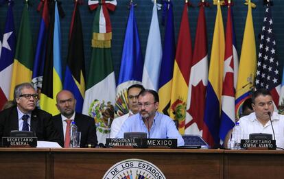 O secretário-geral da OEA, Luis Almagro (à esquerda) acompanhado do secretário de Relações Exteriores do México, Luis Videgaray (centro)