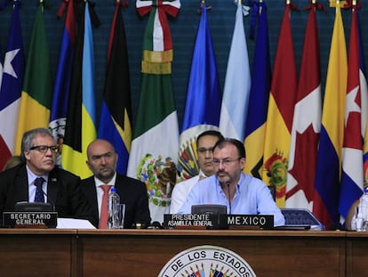 O secretário-geral da OEA, Luis Almagro (à esquerda) acompanhado do secretário de Relações Exteriores do México, Luis Videgaray (centro)