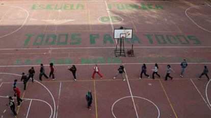 Pintadas en el suelo del patio del instituto Las Musas, en Madrid, comunidad que lleva ya ocho huelgas de profesores.