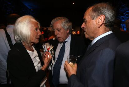 La galerista Soledad Lorenzo, Miguel Ángel Aguilar y el abogado Gregorio Arroyo.