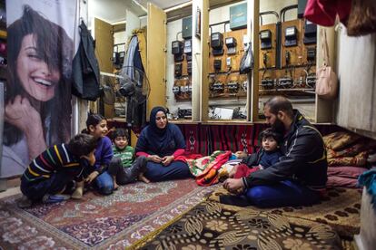 El sirio Ahmed Q. junto a su mujer en el cuarto de contadores en el que viven en el edificio donde trabaja como portero en Trípoli, Libia.