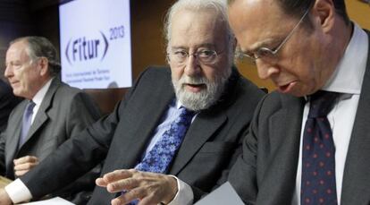 Jose Mar&iacute;a &Aacute;lvarez del Manzano, Luis Eduardo Cort&eacute;s y Antonio V&aacute;zquez, presidente del Comit&eacute; Organizador de FITUR y de Iberia, durante la presentaci&oacute;n en Madrid de la feria de turismo de este a&ntilde;o